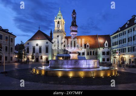 Stadt Bratislava in der Nacht in der Slowakei, Roland Brunnen, alte Rathaus Gebäude- und Jesuitenkirche am Marktplatz Stockfoto