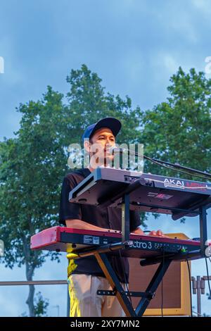 Pat Kalla und das Super Mojo im Konzert für das Einladungsfestival im Keller Vignerons du Pays von Enserune. Cazouls-Les-Beziers, Occitanie, Frankreich Stockfoto