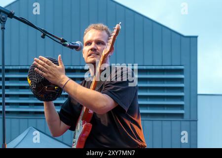 Pat Kalla und das Super Mojo im Konzert für das Einladungsfestival im Keller Vignerons du Pays von Enserune. Cazouls-Les-Beziers, Occitanie, Frankreich Stockfoto