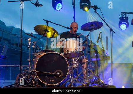 Pat Kalla und das Super Mojo im Konzert für das Einladungsfestival im Keller Vignerons du Pays von Enserune. Cazouls-Les-Beziers, Occitanie, Frankreich Stockfoto