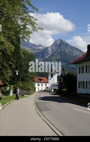 Fische Dorfstraße mit evangelischer Kirche und Rubihorn Stockfoto