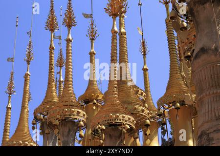 Einige der 1054 Pagoden des in-dein Pagoda Forest am Inle Lake Stockfoto