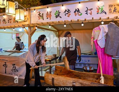 (240828) -- PEKING, 28. August 2024 (Xinhua) -- Ein touristisches Erlebnis, das auf dem Yunding-Markt in der Gemeinde Erdaobaihe des Bezirks Antu in der autonomen Präfektur Yanbian Koreanisch, nordöstlich Chinas Provinz Jilin, 13. Juni 2024, hergestellt wird. Während die boomende Nachtwirtschaft in Chinas Nordostregion den Einheimischen und Touristen in den letzten Jahren ein buntes Nachtleben bietet, hat sie dem Wachstum der lokalen Wirtschaft Impulse gegeben. (Xinhua/Yan Linyun) Stockfoto