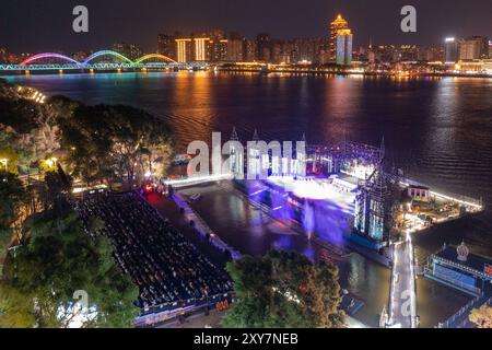 (240828) -- PEKING, 28. August 2024 (Xinhua) -- Ein Drohnenfoto zeigt die Live-Action-Performance „Encounter Harbin“ am szenischen Ort der Sun Island in Harbin, nordöstlicher Provinz Heilongjiang, 10. Juni 2024. Während die boomende Nachtwirtschaft in Chinas Nordostregion den Einheimischen und Touristen in den letzten Jahren ein buntes Nachtleben bietet, hat sie dem Wachstum der lokalen Wirtschaft Impulse gegeben. (Xinhua/Xie Jianfei) Stockfoto