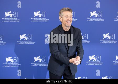 News - BeetleJuice BeetleJuice - Photocall - das 81. Internationale Filmfestival von Venedig der US-Schauspieler Willem Dafoe posiert während des Fotorufs des Eröffnungsfilms BeetleJuice BeetleJuice unter der Regie von Tim Burton am 28. August 2024 während des 81. Internationalen Filmfestivals von Venedig im Lido von Venedig. Foto: Cinzia Camela. Lido di Venezia Palazzo del Cinema Italien Copyright: XCinziaxCamelax/xLiveMediax LPN 1490509 Stockfoto