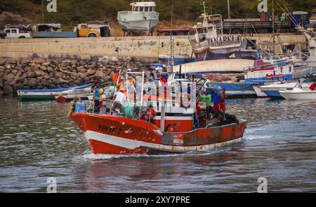 Kleines rotes Fischerboot, das den Hafen verlässt Stockfoto