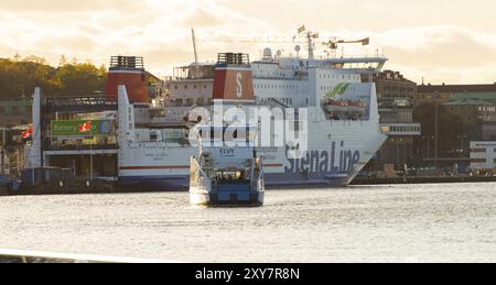 Göteborg, Schweden, 17. Oktober 2021: Elektrische Passagierfähre Elvy überquert den Fluss, Europa Stockfoto