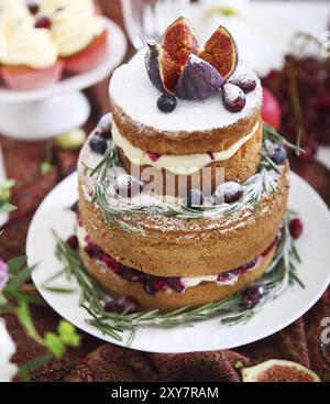 Dessert-Tabelle für eine Hochzeit. Kuchen, Muffins, süße, Früchten und Blumen. Nahaufnahme Stockfoto