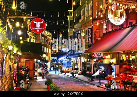 ISTANBUL, TÜRKEI, 24. April 2017: Restaurants sind eine großartige touristische Attraktion und ein wichtiger Teil des Nachtlebens in der Nachbarschaft von Sultan Ahmed Mo Stockfoto