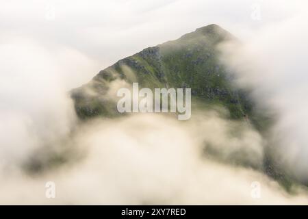 Nebelatmosphäre in den Bergen, Flakstadoeya, Lofoten, Norwegen, Juli 2015, Europa Stockfoto