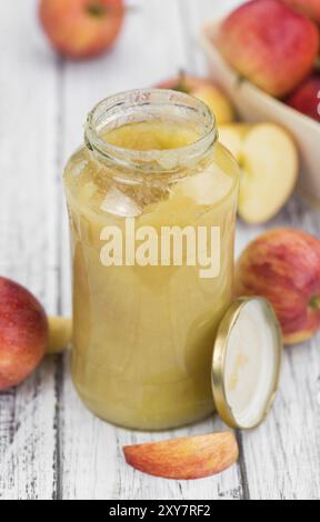 Portion hausgemachter Apfelmus (selektiver Fokus, Nahaufnahme) auf Vintage-Hintergrund Stockfoto