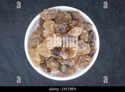 Teil der braune Kandiszucker als detaillierte Nahaufnahme (selektive Fokus) Stockfoto