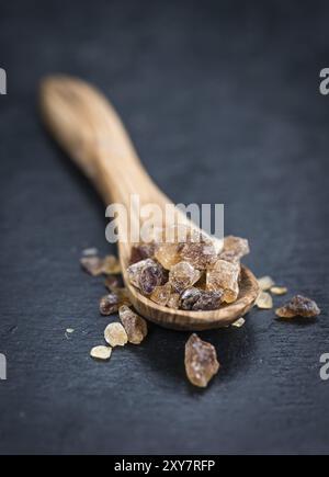 Teil der braune Kandiszucker als detaillierte Nahaufnahme (selektive Fokus) Stockfoto