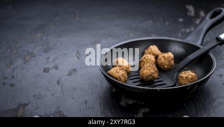 Schieferplatte mit hausgemachten Fleischbällchen (selektiver Fokus, Nahaufnahme) Stockfoto