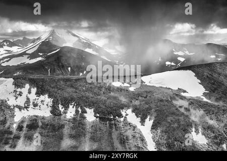 Schneeschauer über dem Mount Katotjakka, Norrbotten, Lappland, Schweden, Juli 2013, Europa Stockfoto