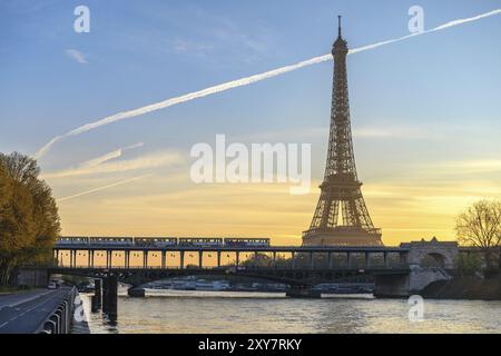 Paris Frankreich City Skyline Sonnenaufgang am Eiffelturm und Seine Fluss mit Brücke Pont de Bir-Hakeim und Paris Metro Stockfoto