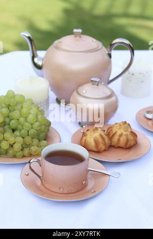 Tisch im Garten wird zum Tee serviert. Stockfoto