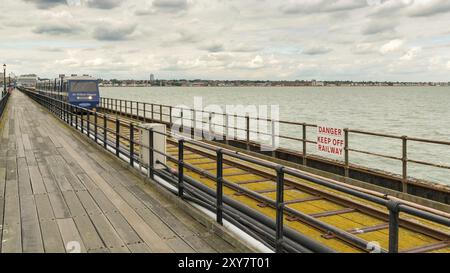 Southend-on-Sea, Essex, England, UK, Mai 30, 2017: Blick vom Southend Pier (längster Vergnügungspier der Welt) in Richtung Southend, mit einigen Leuten Stockfoto