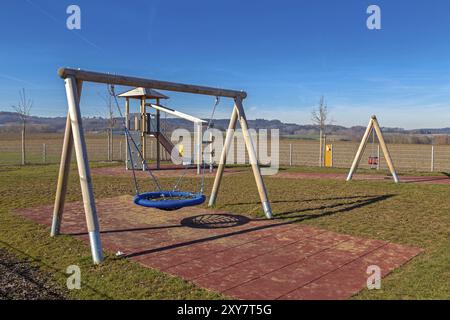 Eingezäunter Spielplatz neben einem Kindergarten Stockfoto