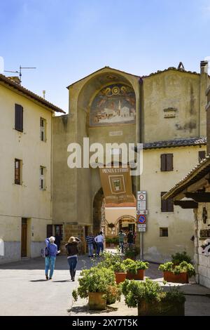 PIENZA, TOSKANA, ITALIEN, 18. MAI: Eintritt in Pienza, Toskana in Italien am 18. Mai 2013. Nicht identifizierte Personen Stockfoto