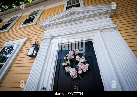 Haus im Bundesstil mit weißer Zierleiste im historischen Wickford, Rhode Island, USA, New England. Stockfoto