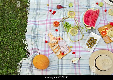 Picknick Hintergrund mit weißen Wein auf grünem Gras Stockfoto