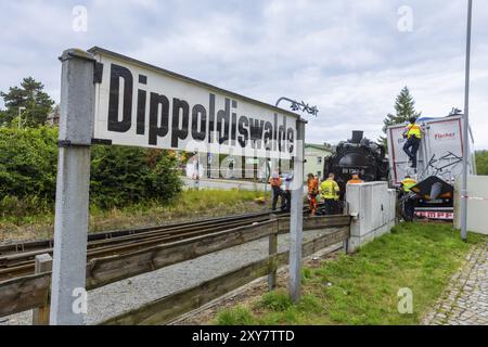 Es kam zu einem schweren Unfall zwischen einem Zug auf der Weisseritztalbahn und einem Lastwagen aus dem Landkreis Mittelsachsen am Bahnübergang ju Stockfoto