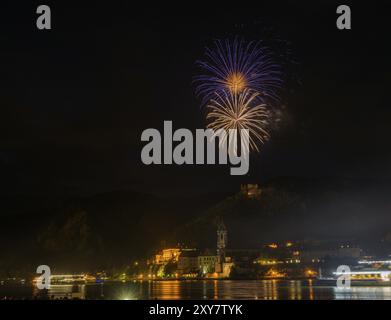 Solstice Feuerwerk mit Blick auf Duernstein, Rossatz-Arnsdorf, Niederösterreich, Österreich, Europa Stockfoto