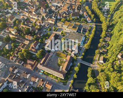 Aus der Vogelperspektive auf eine Stadt mit vielen Häusern, umgeben von grünen Bäumen und einem Fluss mit Brücken, Nagold, Schwarzwald, Deutschland, Europa Stockfoto