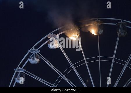 Riesenrad fängt Feuer beim Highfield Festival am Freitag, Stoermthaler See, 17.08.2024 Stockfoto