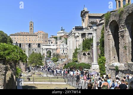 Touristen auf der Via Sacra Stockfoto