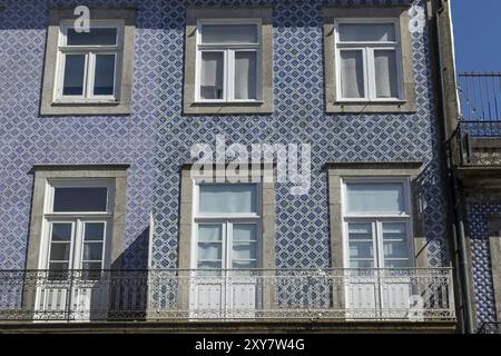 Fenster, Balkone und blaue Azulejos an der Fassade eines Hauses im historischen Zentrum von Porto, Portugal, Europa Stockfoto