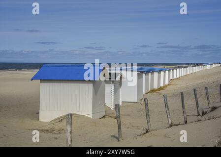 Texel, Niederlande. August 2021. Die Strandhäuser am Strand der Watteninsel Texel. Stockfoto