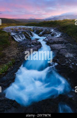 Einer der schönsten Wasserfälle in Island, im Golden Circle, Thingvellir Nationalpark, Bruarafoss oder Bruarfoss, mit wunderschönem Morgen Stockfoto