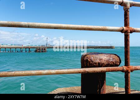 Der Eingang zum Hafen von Shoreham an einem sonnigen Sommertag West Sussex England Großbritannien Stockfoto