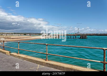 Der Eingang zum Hafen von Shoreham an einem sonnigen Sommertag West Sussex England Großbritannien Stockfoto