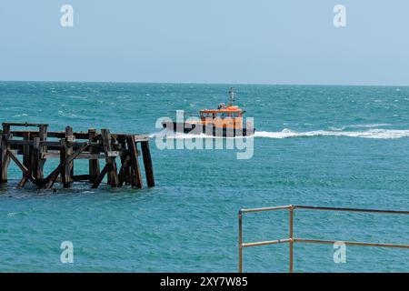 Der Eingang zum Hafen von Shoreham an einem sonnigen Sommertag West Sussex England Großbritannien Stockfoto