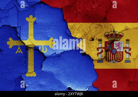 Flaggen von Asturien und Spanien auf rissige Wand gemalt Stockfoto