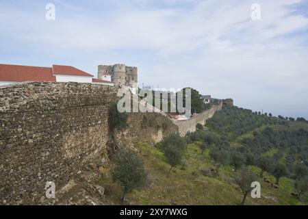Evoramonte Stadtmauer historische Gebäude und Olivenhaine Park in Alentejo, Portugal, Europa Stockfoto