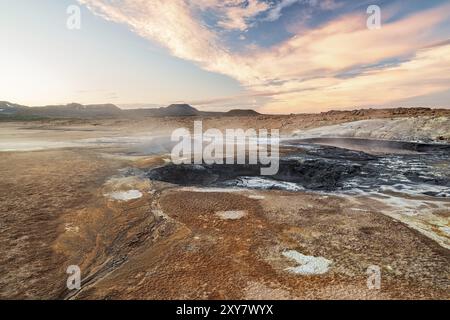 Kochende Schlammtöpfe im geothermischen Gebiet Hverir in der Region Myvatn, nördlich von Island Stockfoto