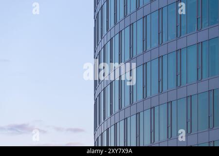 Bürogebäude. Modernes Gebäude. Details und Elemente der Architektur. Stockfoto
