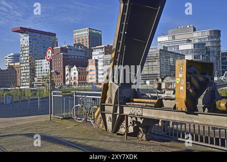 Alter Kran und Gebäude im Hafen, alter Kran und die Gebäude am Hafenbecken Stockfoto