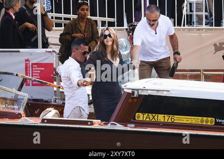 Venedig, Italien, 28.08.2024, der rote Teppich des Films BeetleJuice BeetleJuice während des 81. Internationalen Filmfestivals von Venedig. Auf dem Foto: Monica Bellucci kommt im Palazzo del Cinema an Stockfoto