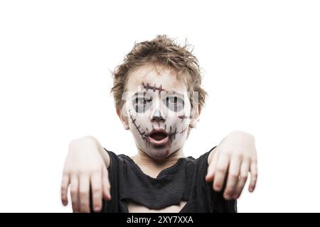 Halloween oder Horror-Konzept, schreiender toter Zombie-Junge, der Hand weiß isoliert erreicht Stockfoto
