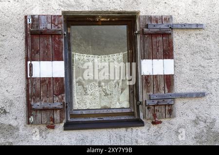 Fenster mit Fensterläden einer Hütte in den hohen Bergen Stockfoto