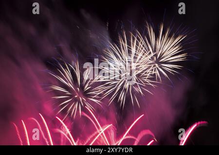 Feuerwerk am Nachthimmel Stockfoto