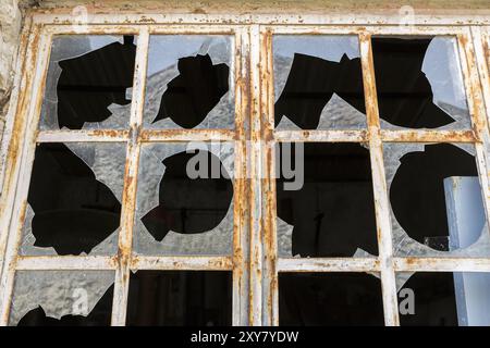 Gebrochene Fensterscheiben im Metallrahmen Stockfoto