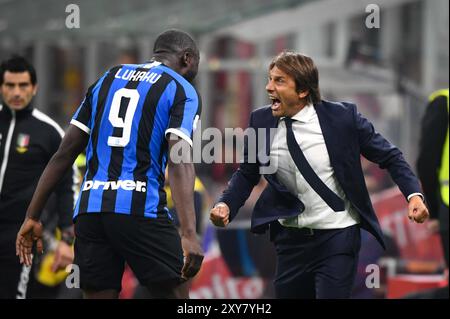 Foto Massimo Paolone/LaPresse 21 settembre 2019 Milano, Italia Sport calcio Mailand vs Inter - Campionato di calcio Serie A TIM 2019/2020 - stadio San Siro Nella Foto: Romelu Lukaku (FC Internazionale Milano) esulta con Antonio Conte (FC Internazionale Milano) Dopo aver realizzato il gol 0-2 Foto Massimo Paolone/LaPresse 21 September 2019 Milan Fußball-Liga San Sira, Italien - Stadion San Sira, Italien Fußball-Fußball-Stadion 21. September 2019/2020 Romelu Lukaku (FC Internazionale Milano) feiert mit Antonio Conte (FC Internazionale Milano) nach einem Tor von 0-2 Stockfoto