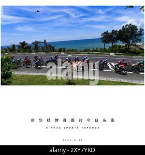 (240828) -- PEKING, 28. August 2024 (Xinhua) -- Radfahrer treten während der zweiten Etappe des 15. Tour of Hainan Island Radrennens von Qionghai nach Lingshui, südchinesische Provinz Hainan, 28. August 2024 an. (Xinhua/Yang Guanyu) Stockfoto