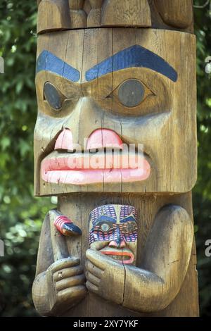 Zeder und Lachs Totem Pole an der Alten Angeln Loch Kent Seattle, Washington USA am 05.07.2018 Stockfoto